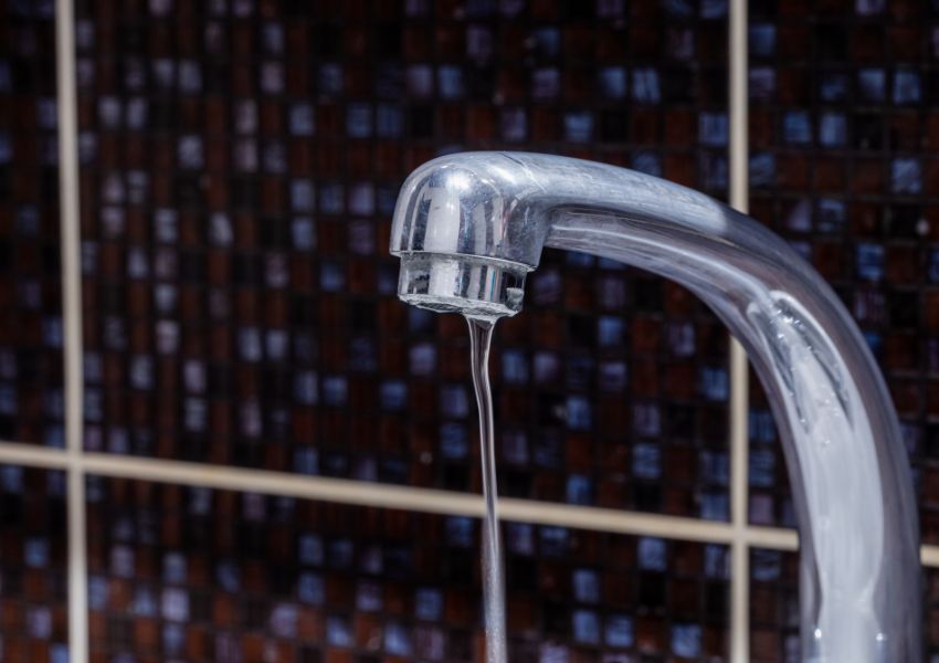 metal-tap-leaking-water